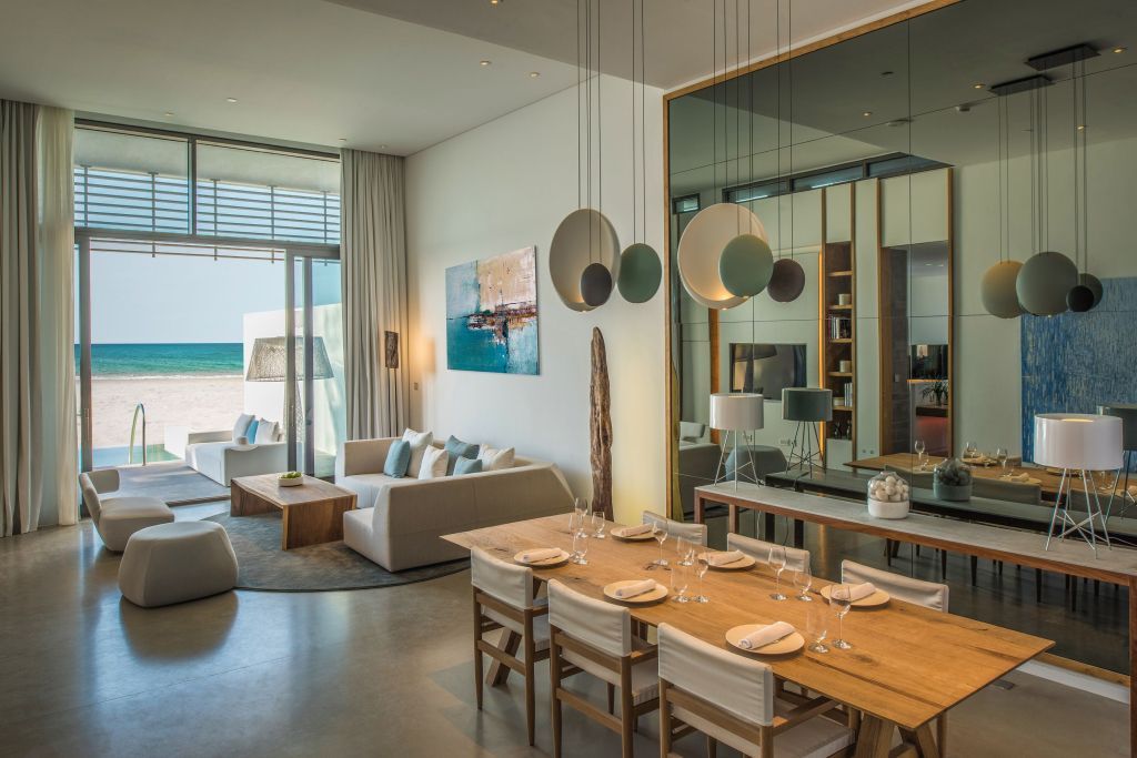 Luxuriöser Wohnbereich mit Meerblick in der Ultimate Villa des Nikki Beach Resorts