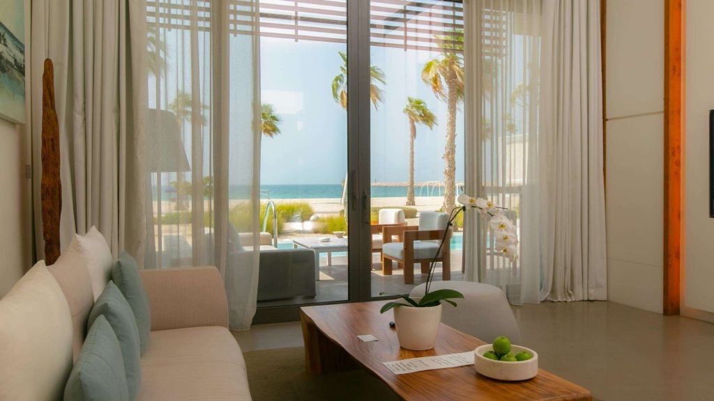 Gemütliches Wohnzimmer mit Meerblick und Palmen in der Ultimate Villa