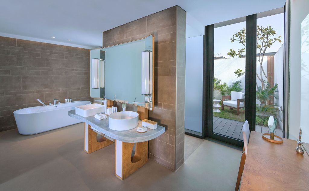 Luxuriöses Badezimmer in einer Villa mit moderner Ausstattung und Terrasse