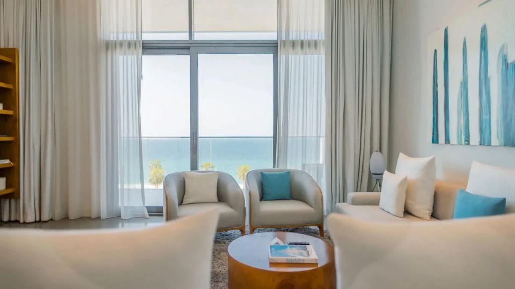 Wohnbereich mit Panoramablick auf das Meer durch große Fenster