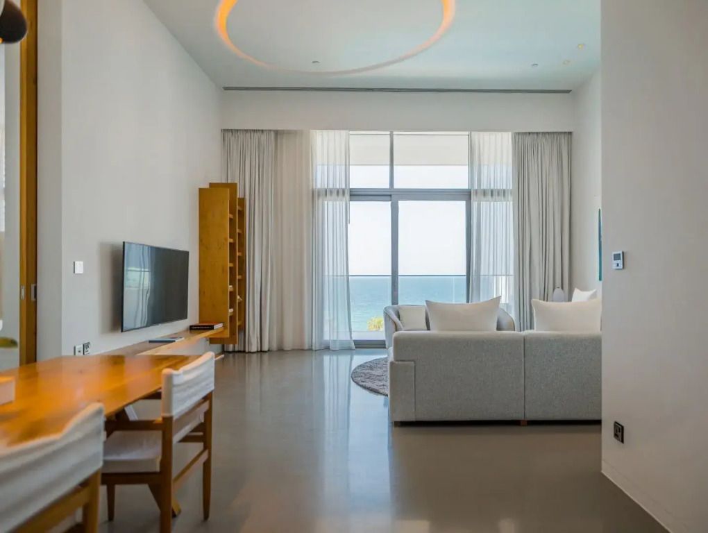 Geräumiges Wohnzimmer mit Meerblick und moderner Ausstattung