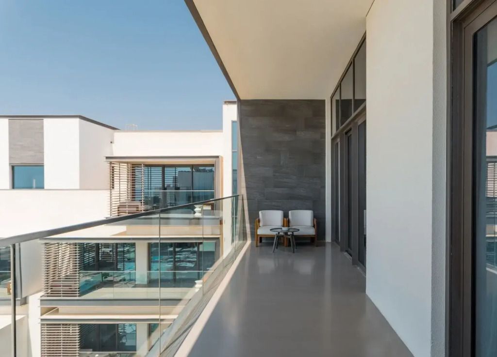 Große Terrasse mit bequemen Sitzgelegenheiten und urbanem Ausblick