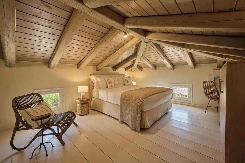 Gemütliches Schlafzimmer mit Holzbalkendecke und Bett im Nikki Beach Resort