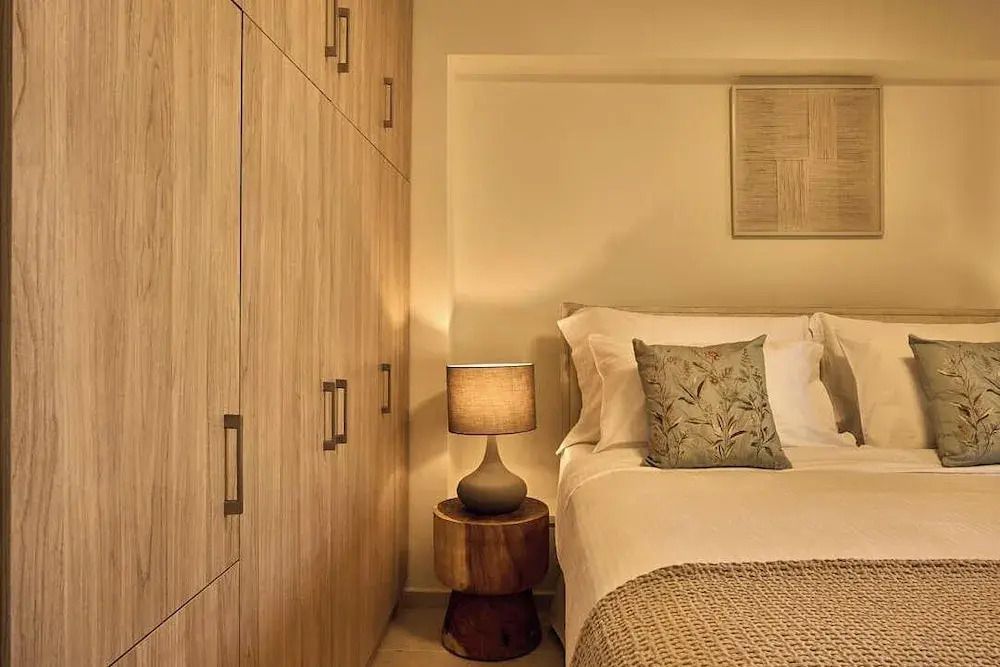Einladendes Zimmer mit weichem Bett und stilvoller Beleuchtung