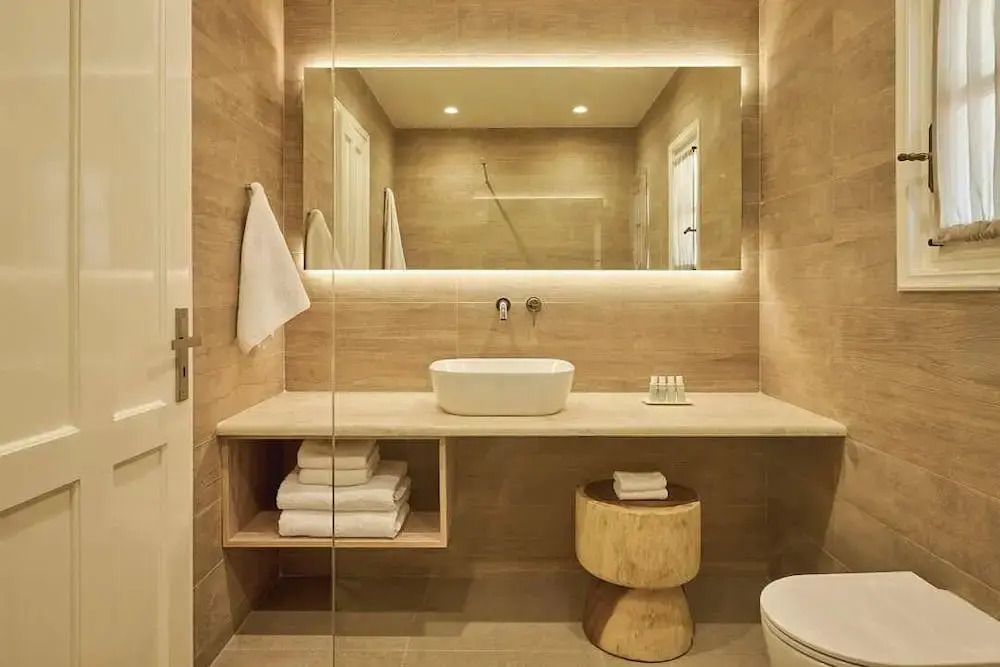 Modernes Badezimmer mit großem Spiegel und stimmungsvoller Beleuchtung