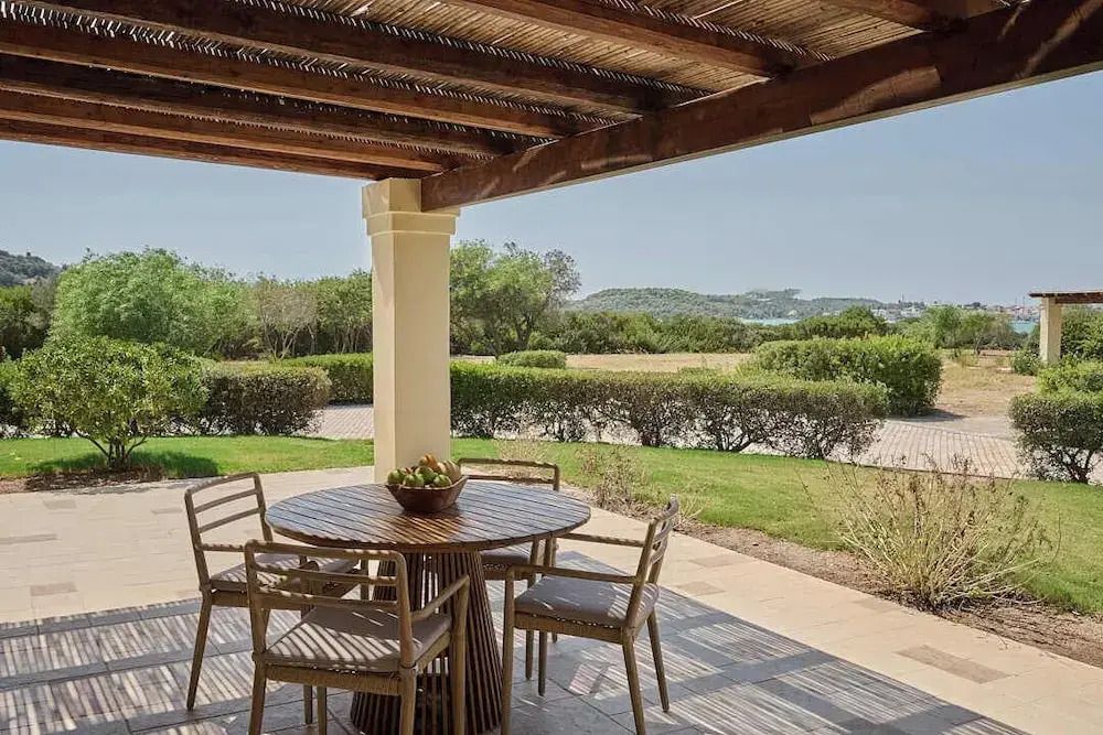 Terrasse mit Blick auf gepflegte Gartenanlage und gemütlicher Sitzgelegenheit