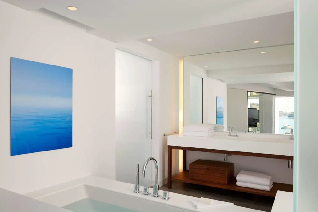 Luxuriöses Badezimmer mit stilvoller Dekoration und großer Wanne