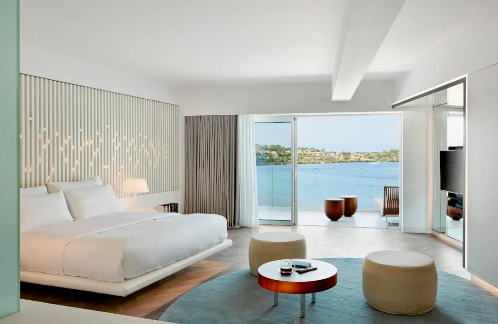 Helles Doppelzimmer mit Meerblick und modernem Design