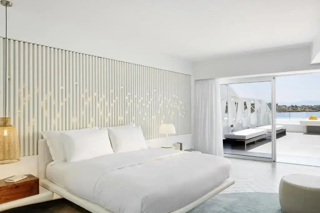 Geräumiges Schlafzimmer mit Zugang zur sonnigen Terrasse