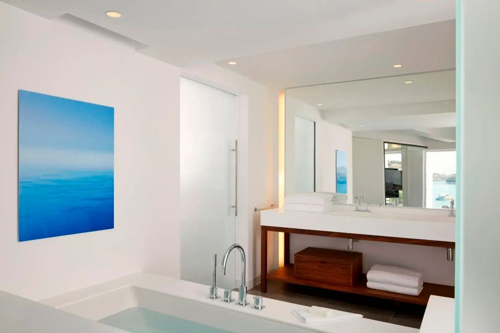 Modernes Badezimmer mit luxuriöser Badewanne und zeitgenössischer Kunst