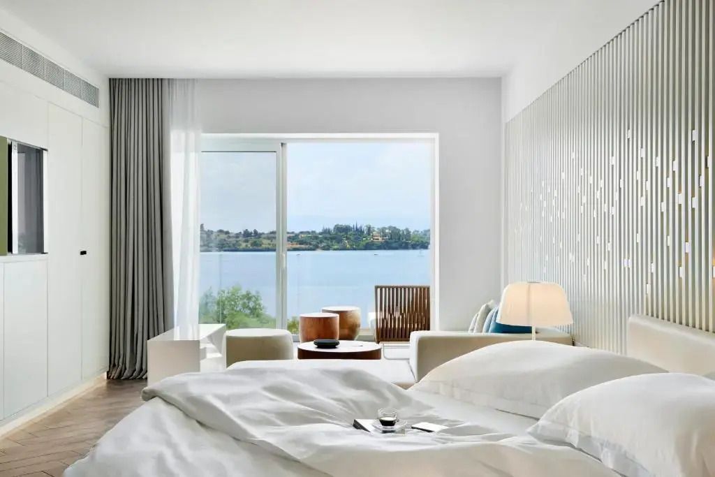 Helles Schlafzimmer mit Blick auf den See und moderner Einrichtung