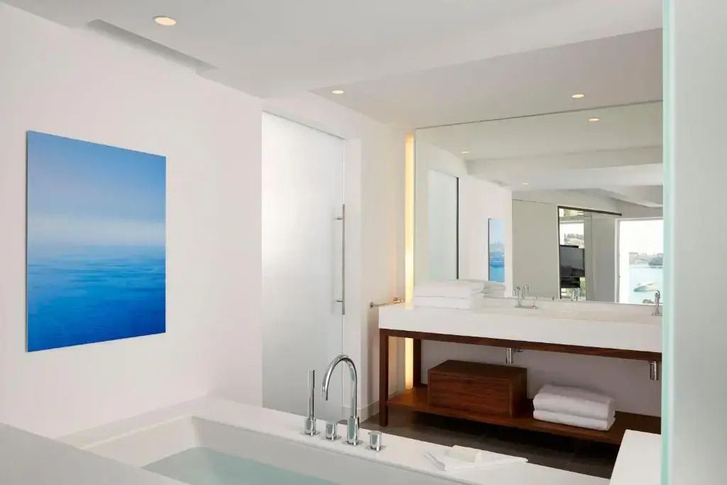Modernes Badezimmer mit Badewanne und weißer Einrichtung