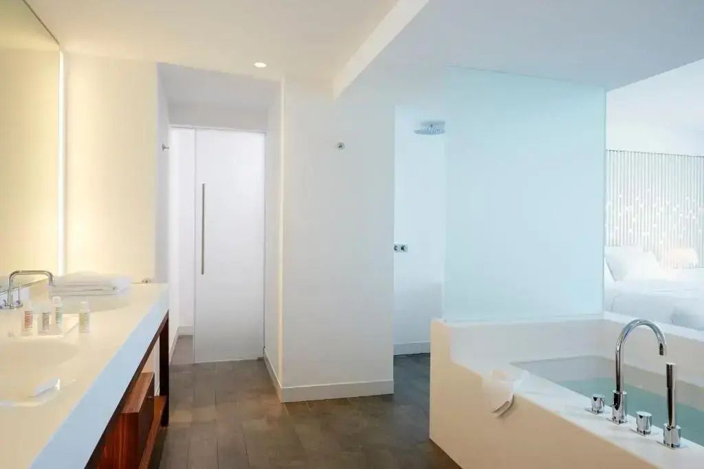 Helles, modernes Badezimmer mit Wanne und frischem Design.