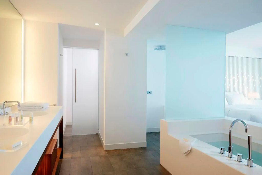 Modernes Badezimmer mit Badewanne und minimalistischem Design