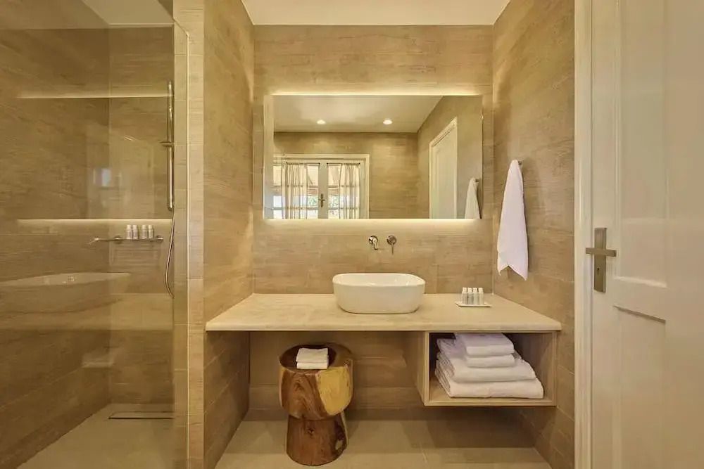 Luxuriöses Badezimmer mit moderner Waschtisch und Holzverkleidung