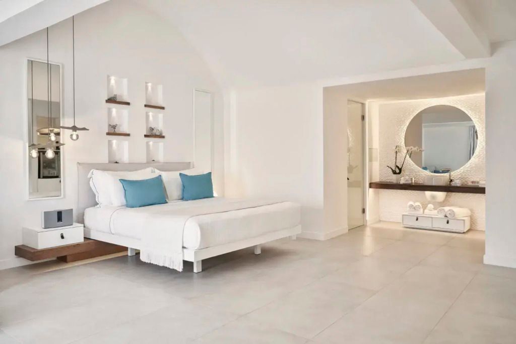 Helle Luxussuite mit Doppelbett und moderner Einrichtung in Santorini