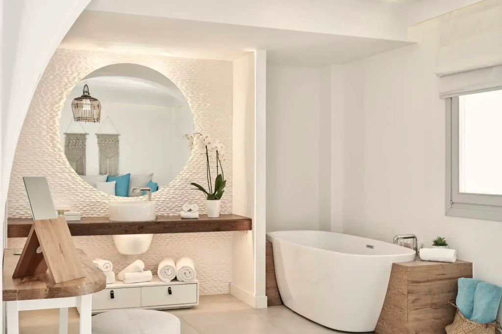 Luxuriöses Badezimmer mit freistehender Badewanne und stilvoller Dekoration
