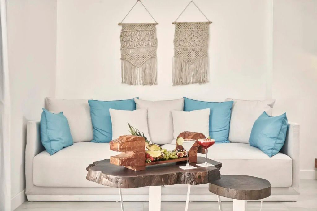 Moderne Lounge mit blauen Akzenten und rustikalem Tischdesign