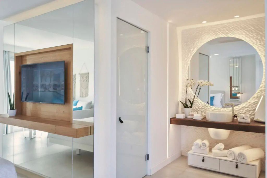 Modernes Badezimmer mit großem Spiegel und eleganter Dekoration