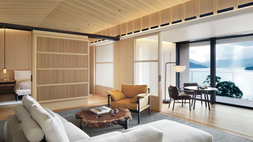 Luxuriöser Wohnbereich in einer Suite mit Sitzgelegenheiten und Seeblick