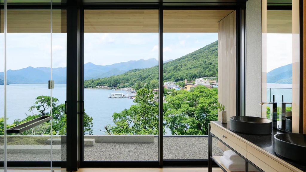 Atemberaubender Seeblick durch bodentiefe Fenster in der Suite