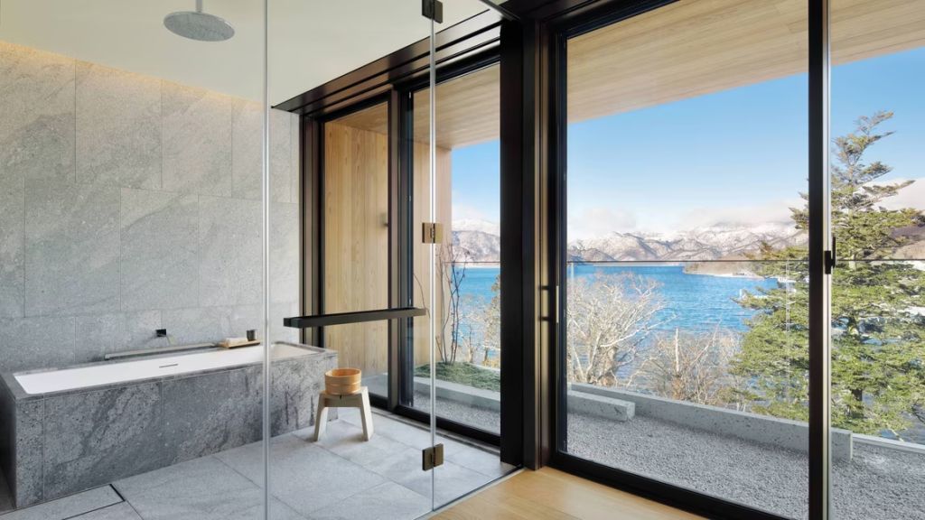 Moderner Duschbereich mit Seeblick in der Suite im Ritz-Carlton Nikko