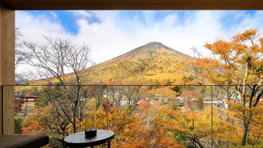 Majestätischer Berg im Herbst mit buntem Laub und klarem Himmel