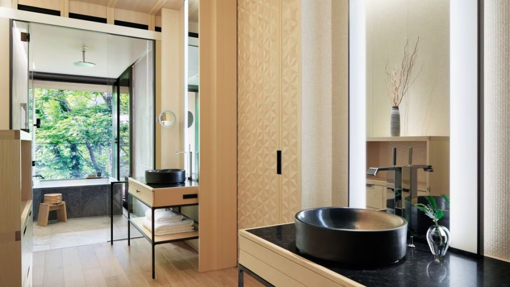 Modernes Badezimmer mit stilvollem Waschtisch und Spiegel im Ritz-Carlton Nikko