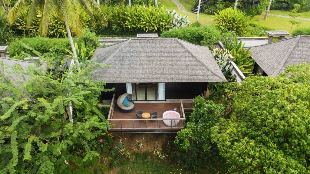Charmante Villa mit Terrasse und Sitzbereich umgeben von üppiger Natur