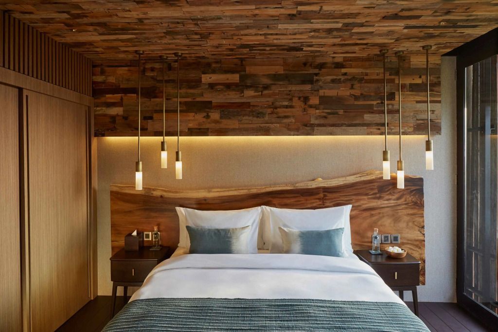Modernes Bett mit Holzakzenten und stilvollen Beleuchtungselementen