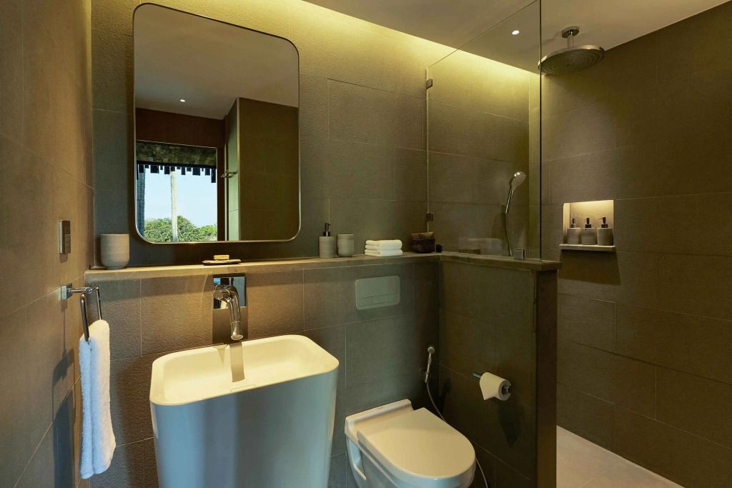 Modernes Badezimmer mit eleganten Armaturen und großer Spiegel