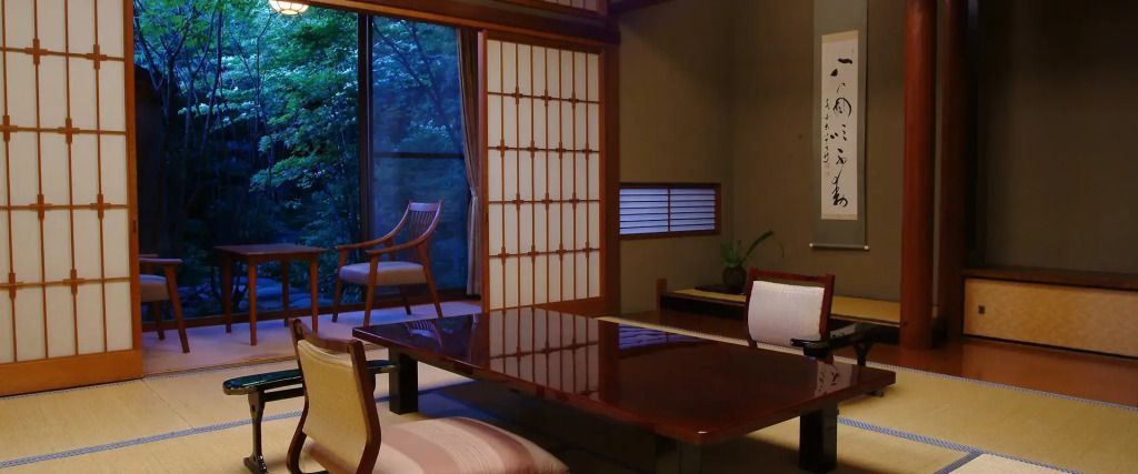 Traditionelles japanisches Zimmer mit Tatami-Matten und Shoji-Türen im Nishimuraya Honkan Hotel