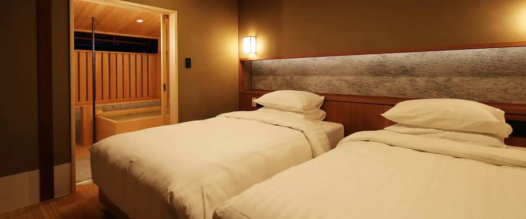 Elegantes Doppelzimmer mit zwei Betten im Nishimuraya Honkan