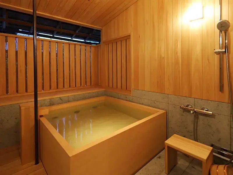 Offenes Onsen-Bad aus Holz in der Suite des Nishimuraya Honkan