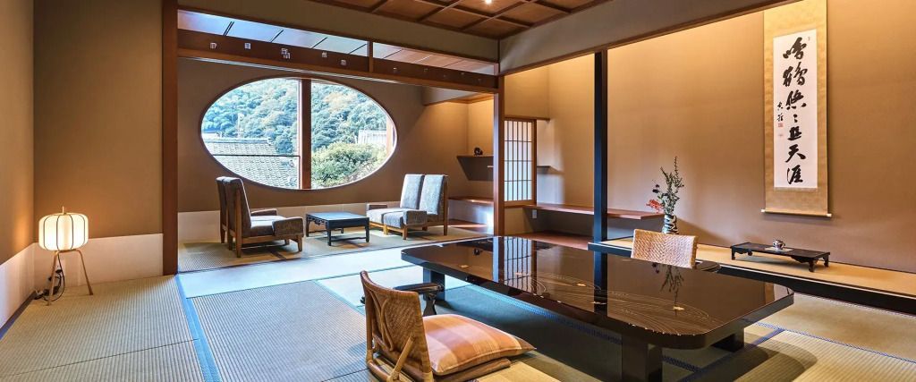 Traditionell japanischer Wohnraum mit Tatami-Matten und großem Fenster