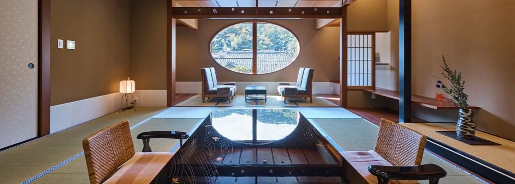 Japanisches Zimmer mit ovalem Fenster und reflektierendem Tisch
