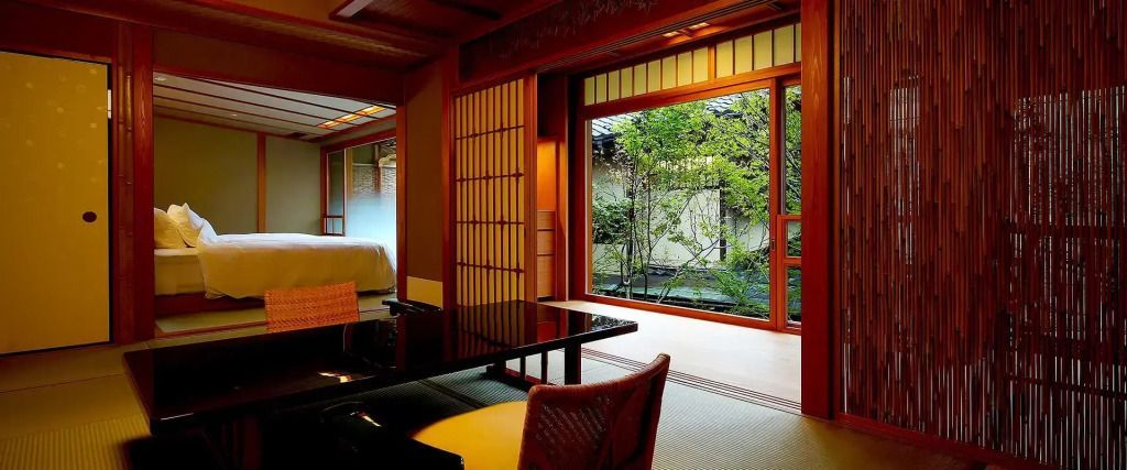 Japanisches Zimmer mit Blick auf einen privaten Garten und traditionelle Schiebetüren.