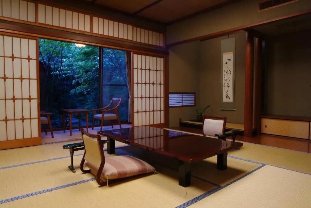 Traditionelles japanisches Zimmer mit Tatami-Böden und Holz-Details