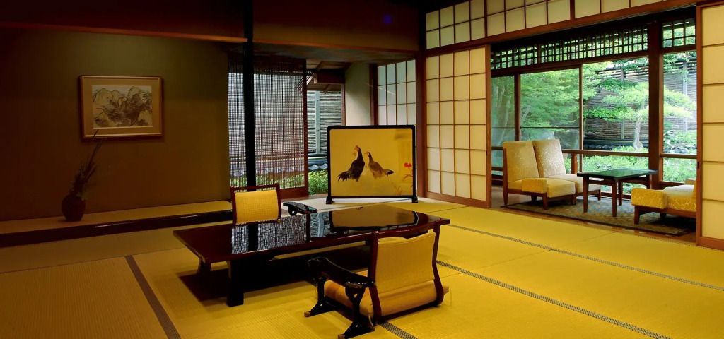 Traditionelles japanisches Tatami-Zimmer mit Sitzbereich und Shoji-Wänden
