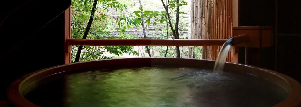 Offene Badewanne im Freien mit Blick auf grünen Garten