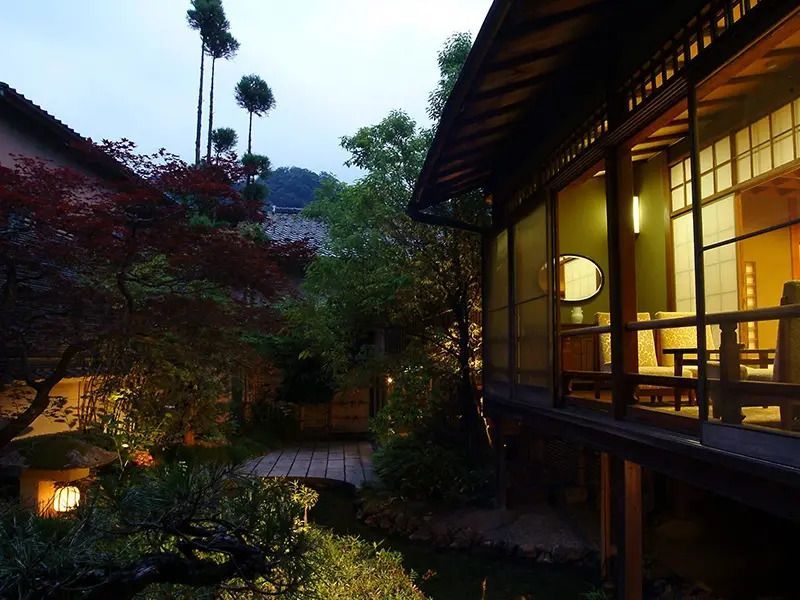 Abendlicher Blick auf traditionelle japanische Architektur im Garten