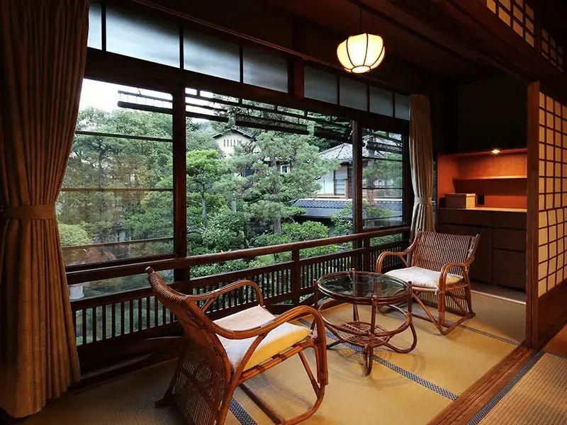 Sitzbereich mit Gartenblick in der Matsu Suite des Nishimuraya Honkan