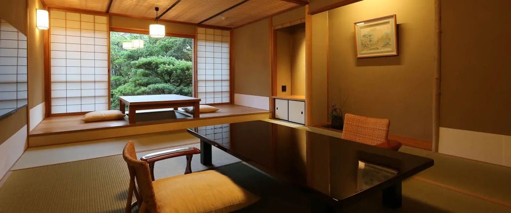 Traditionelles japanisches Zimmer mit Tatami und Blick auf den Garten