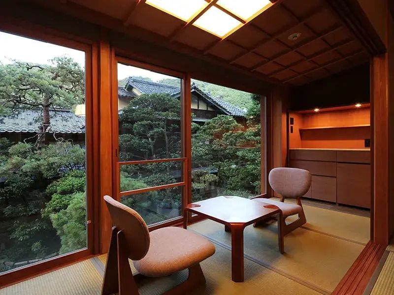 Traditioneller japanischer Sitzbereich mit Gartenblick