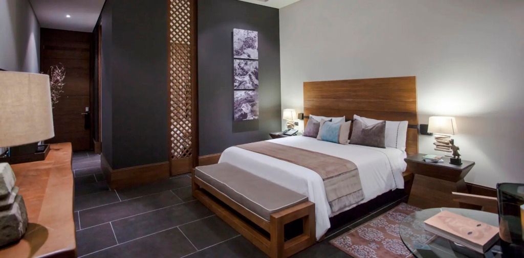 Elegante Deluxe Doppel Suite mit modernem Design und Holzelementen