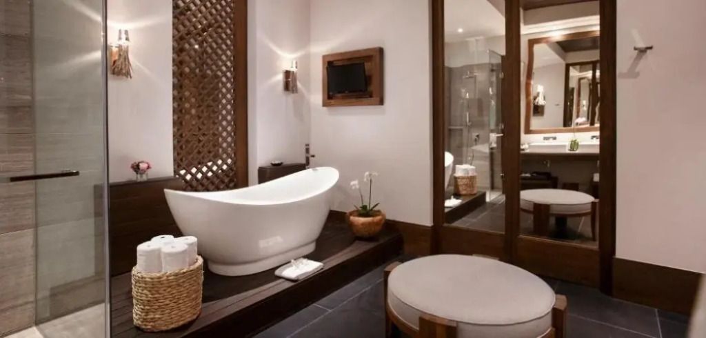 Luxuriöses Badezimmer mit freistehender Badewanne und stilvollen Details