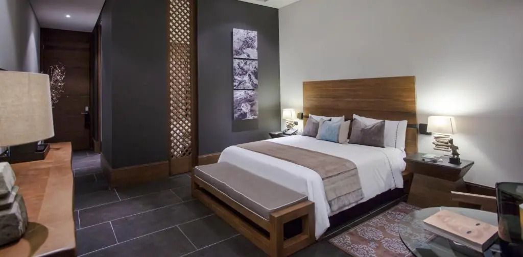 Luxuriöses Doppelzimmer mit Holzakzenten und modernem Dekor