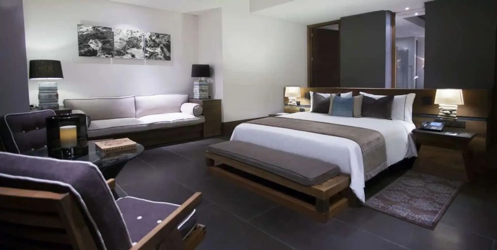 Geräumige Junior-Suite mit modernem Doppelbett und Sitzbereich