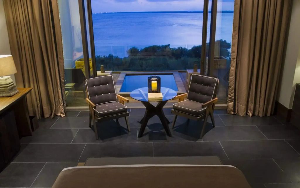 Sitzbereich mit Blick auf das Meer und ein privates Tauchbecken