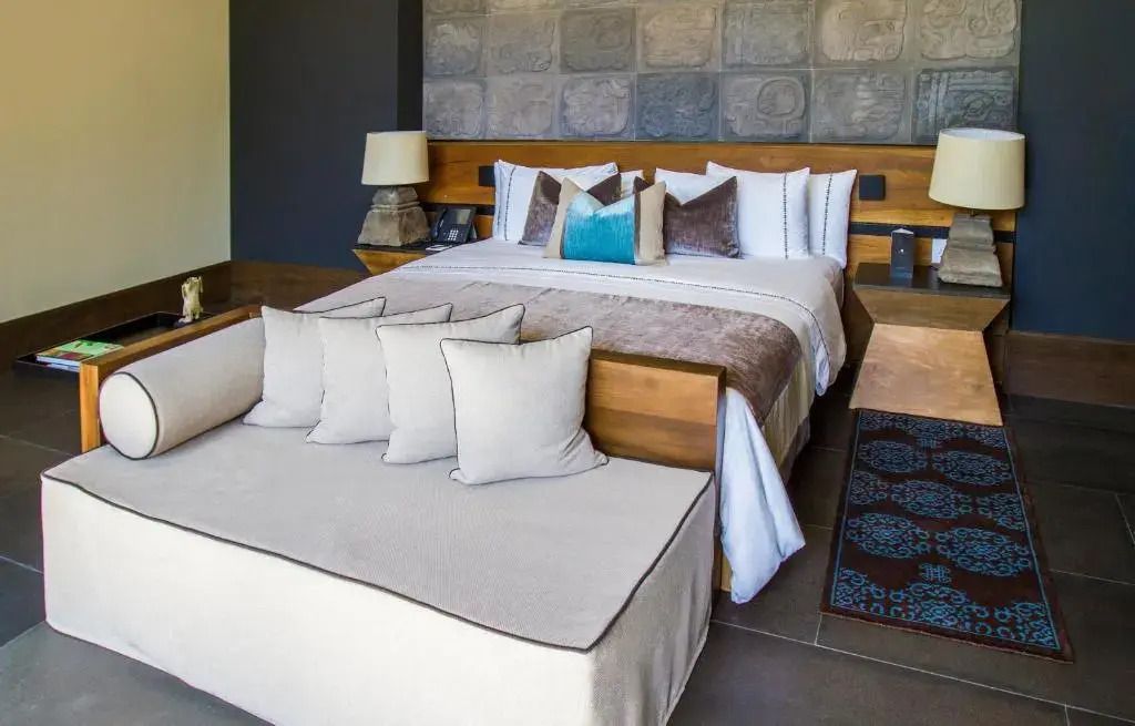 Luxuriöse Villa mit Doppelbett und eleganter Einrichtung im NIZUC Resort